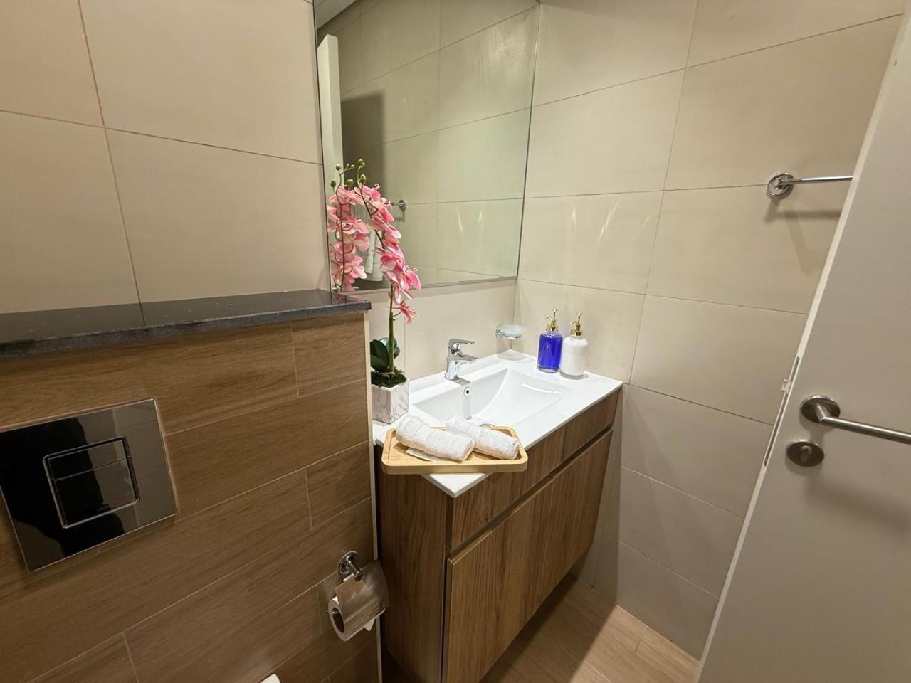 Apartment Near Cleveland And Mall *